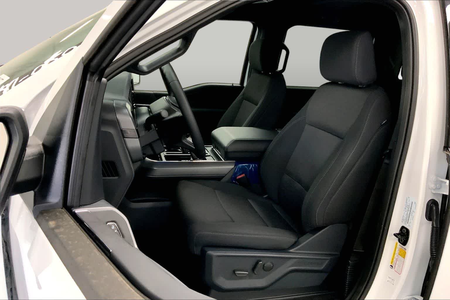 New 2026 Oxford White Ford XLT image 8
