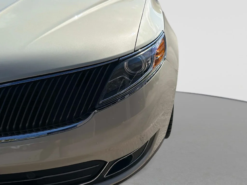 Used 2015 Silver Lincoln Base image 11