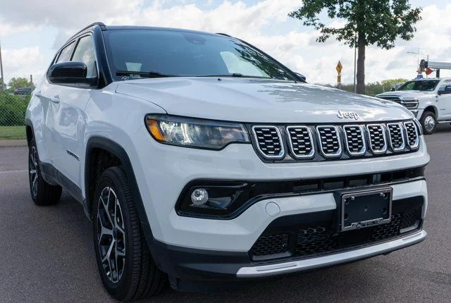 New 2026 Bright White Clear-Coat Exterior Paint Jeep Limited image 4