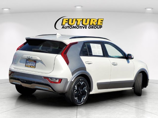 Used 2023 White Kia Wave image 4