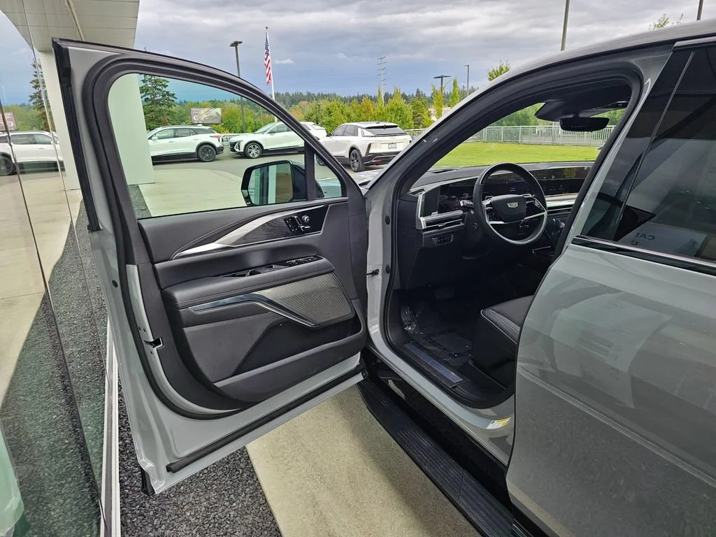 New 2026 Luna Metallic Cadillac Premium Sport image 21