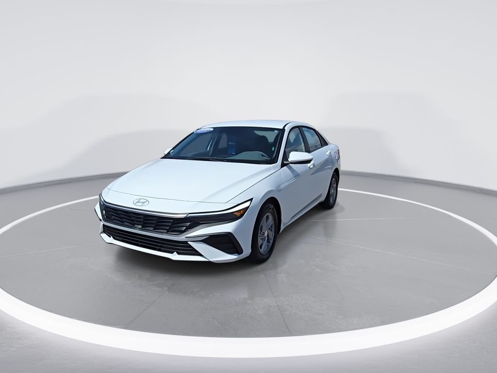 Used 2025 White Hyundai SE image 4