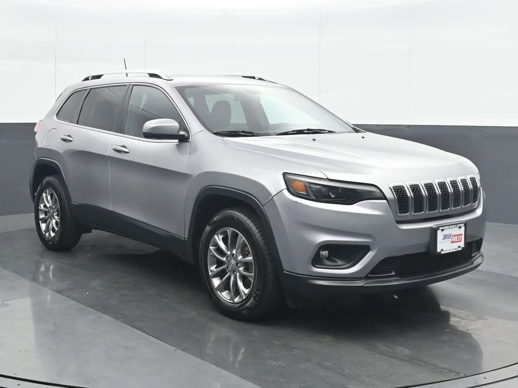 Used 2019 Silver Jeep Latitude Plus image 9