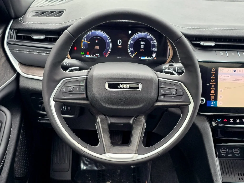 New 2027 Gray Jeep Laredo Altitude image 7