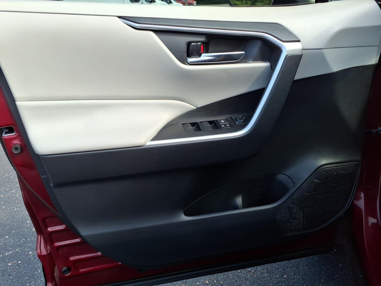 Used 2020 Super White Toyota XLE image 10