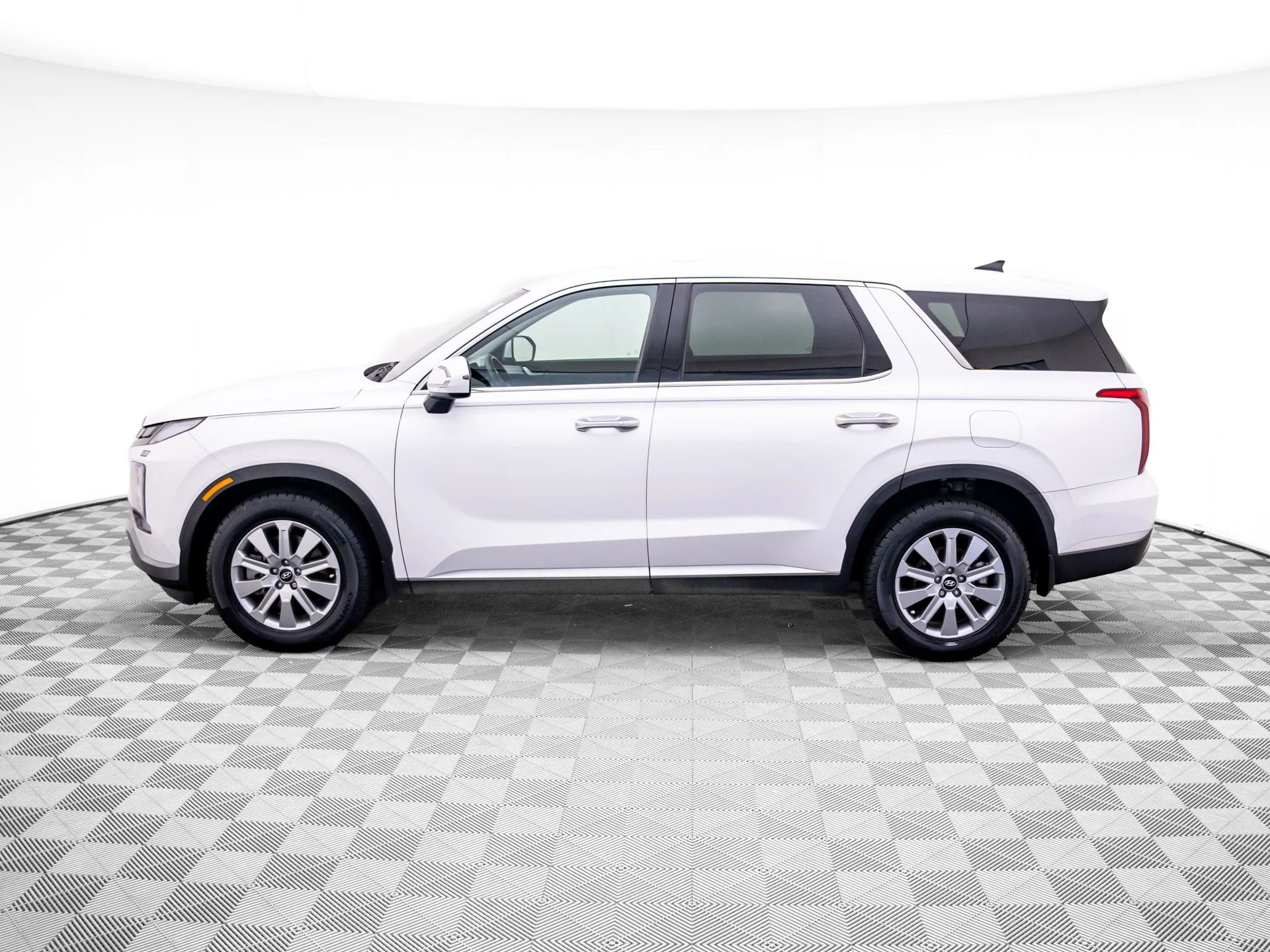 Used 2023 White Hyundai SE image 2