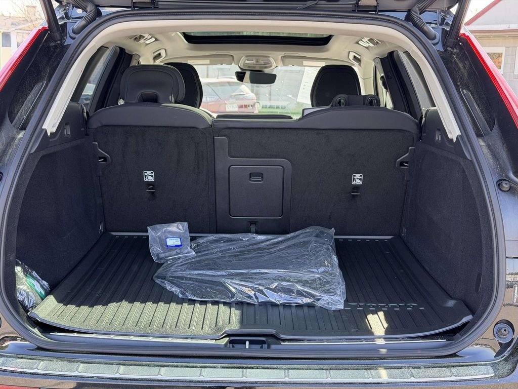 2026 Volvo XC60 Plus - Photo 13