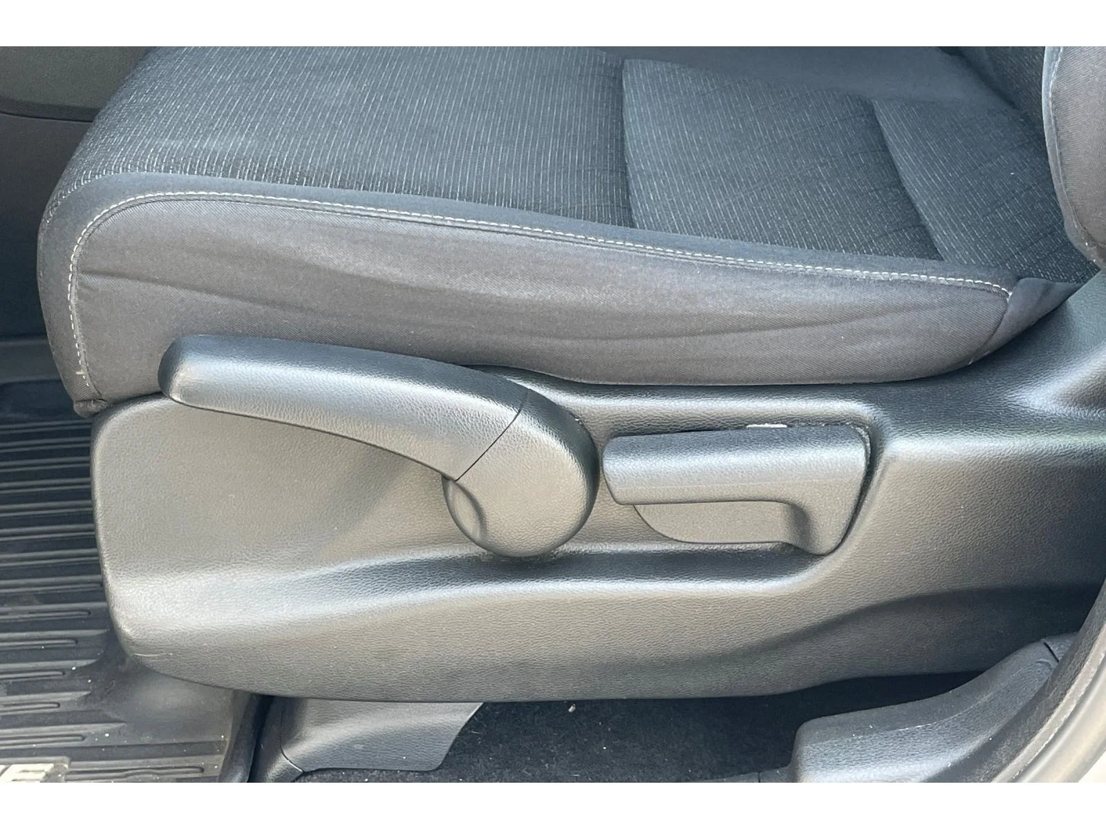 Used 2022 Lunar Silver Metallic Honda Sport image 13