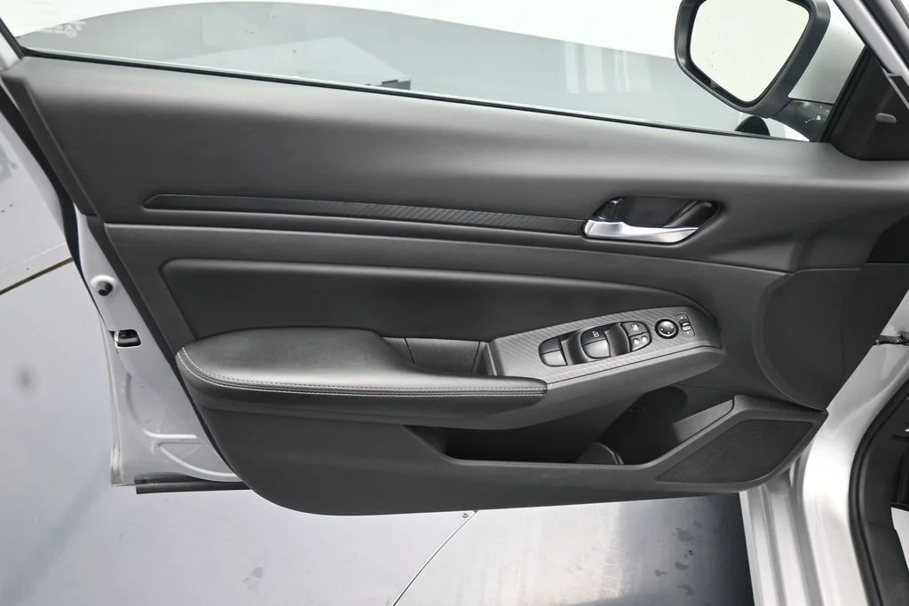 Used 2024 Silver Nissan 2.5 SV image 18