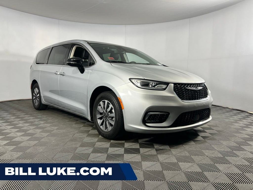 2024 Chrysler Pacifica Hybrid Select PHEV's photo