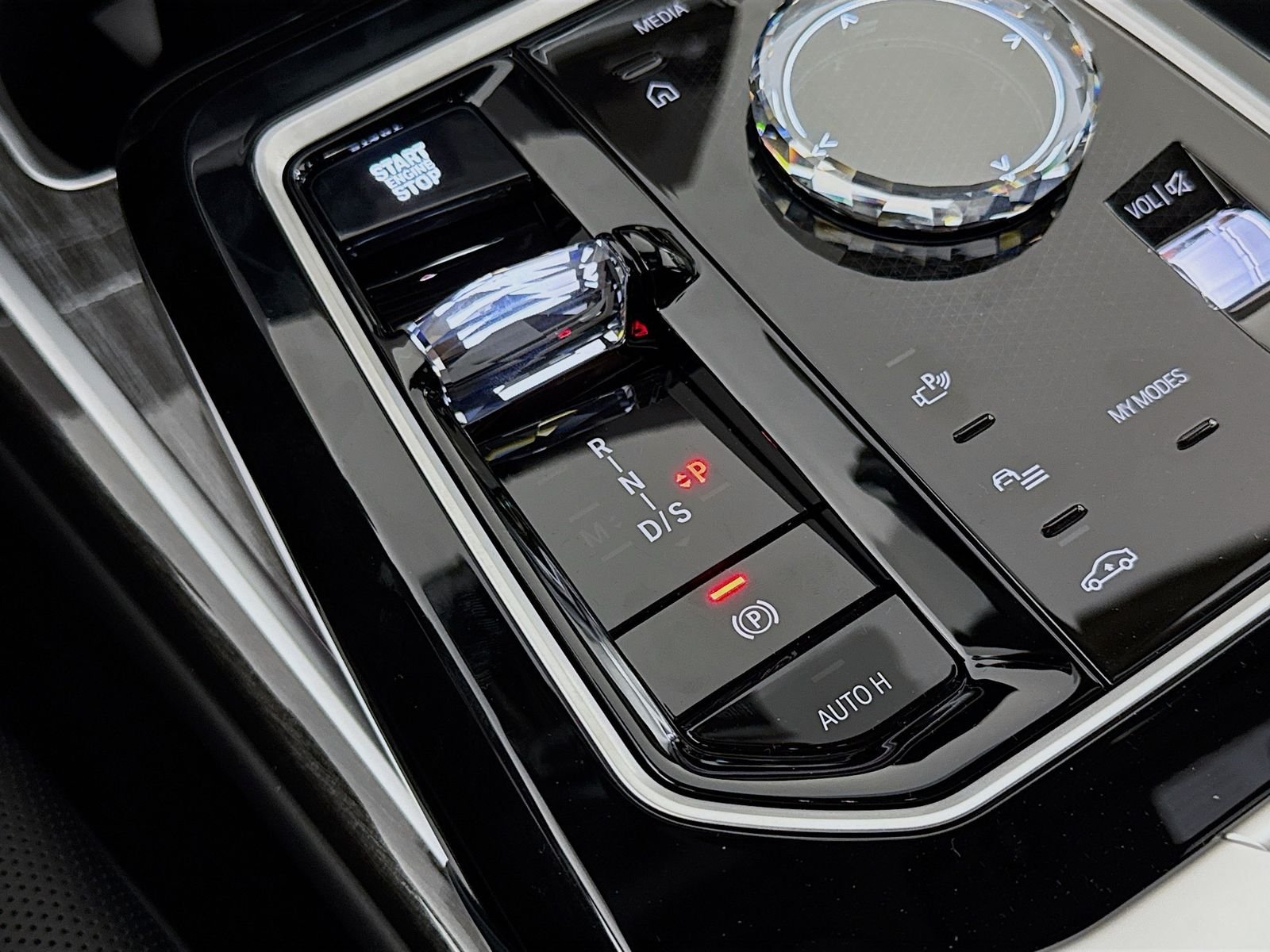New 2026 Oxide Grey Metallic BMW 760i xDrive image 17