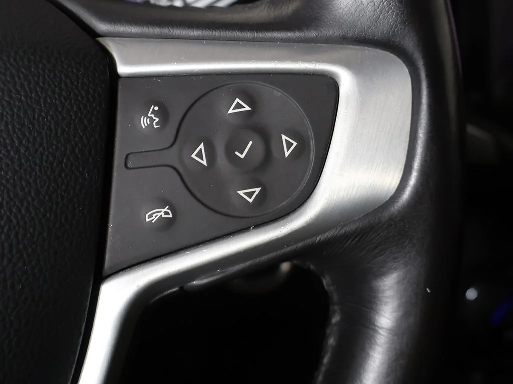 Used 2020 White GMC SLE image 33
