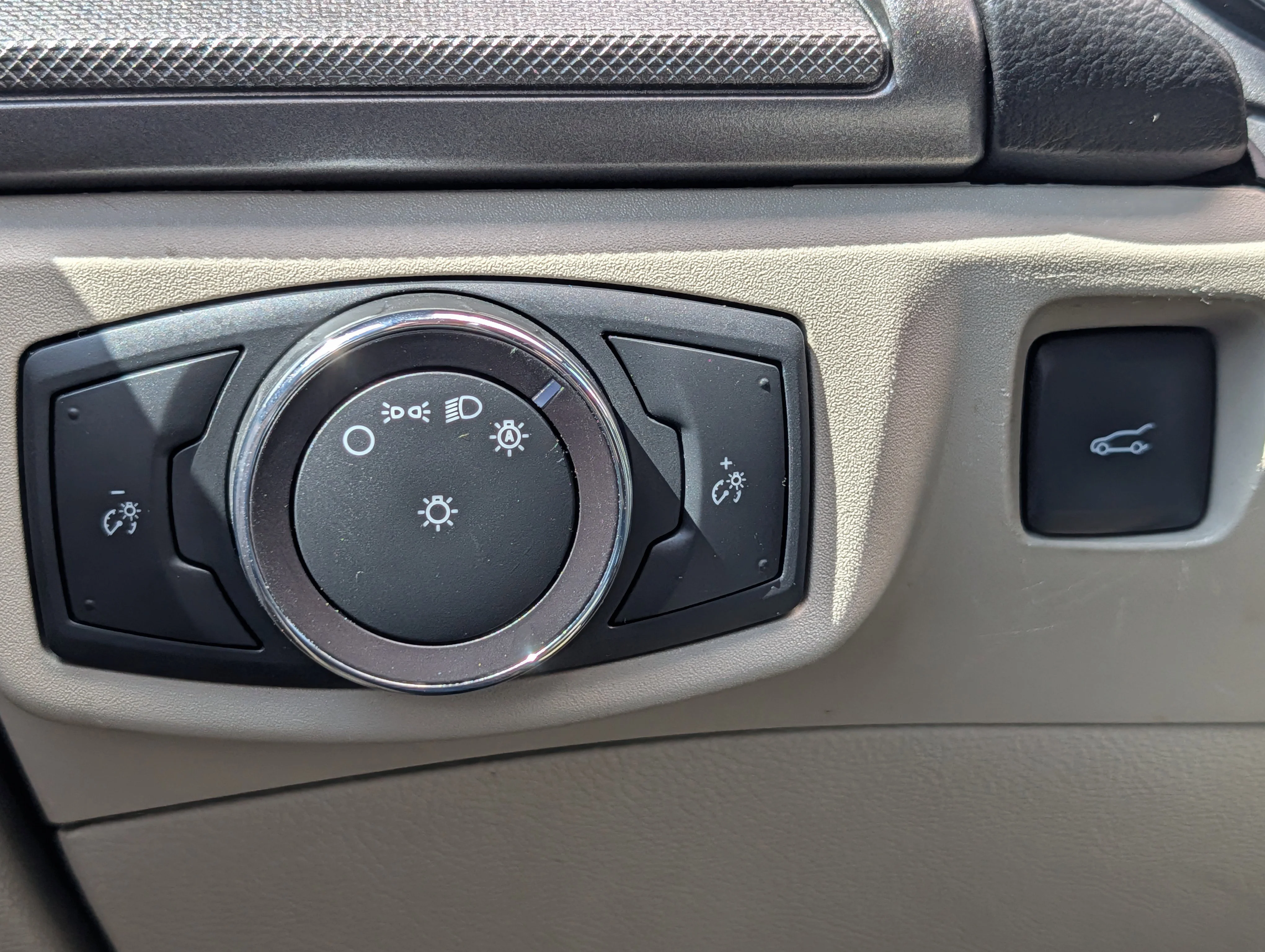 Used 2019 Magnetic Metallic Ford SE image 26