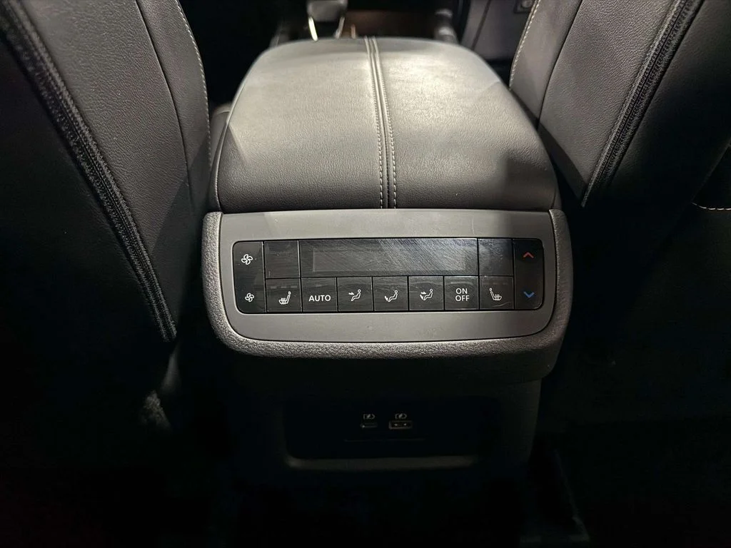 Certified Used 2024 Pearl White Tricoat/Super Black Nissan SL image 21