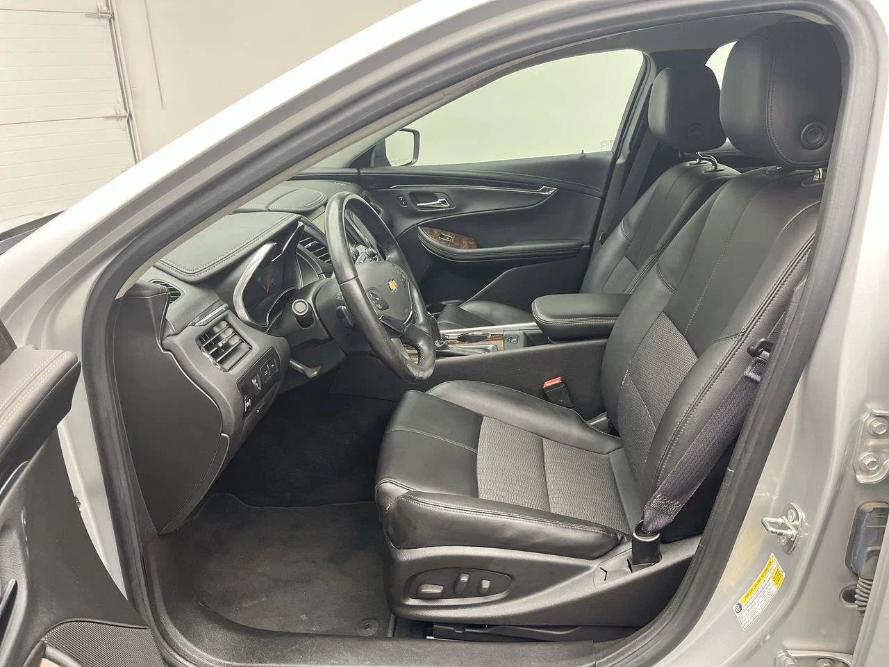Used 2015 SILVER ICE METALLIC Chevrolet LT image 3
