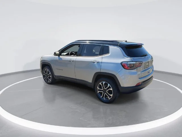 Used 2024  Jeep Limited image 6