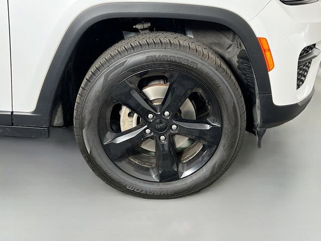 Used 2024 White Jeep Altitude image 37