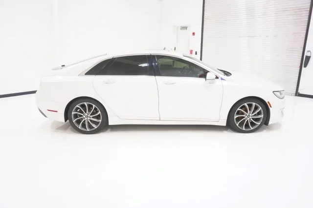 Used 2019 WHITE Lincoln Reserve I image 4