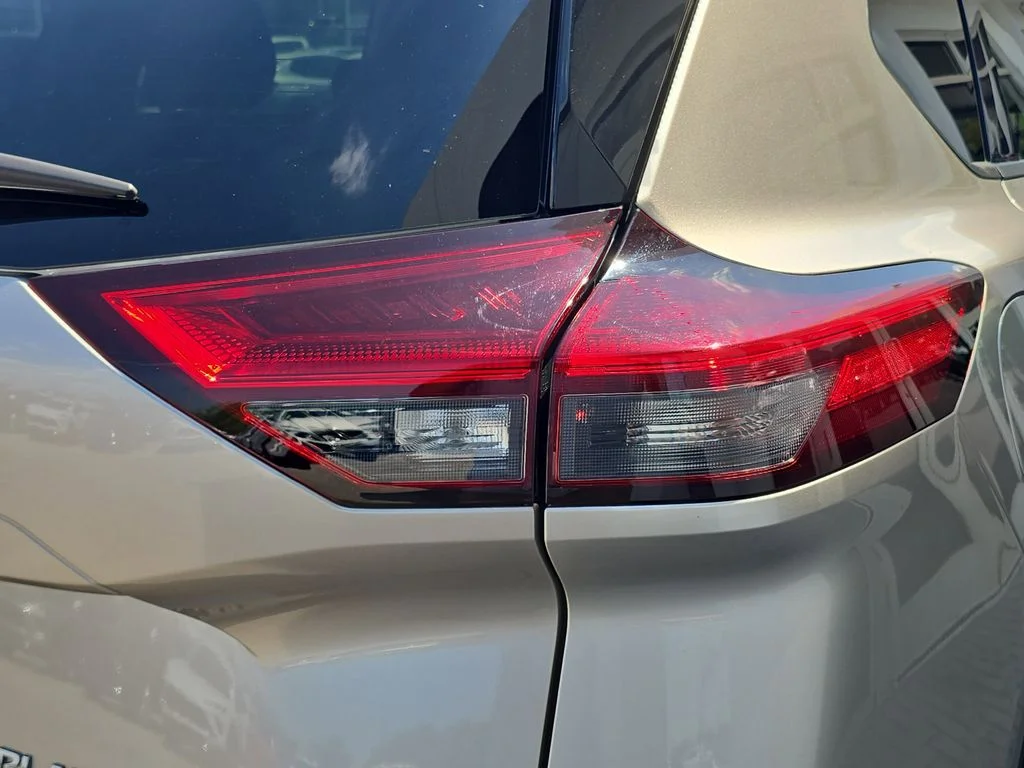 Used 2023 Gold Nissan Platinum image 8