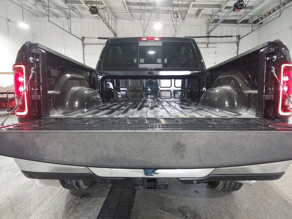 New 2026 Diamond Black Crystal Pearl-Coat Exterior Paint RAM Tradesman image 29