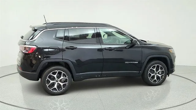 New 2026 Diamond Black Crystal Pearl-Coat Exterior Paint Jeep Limited image 14