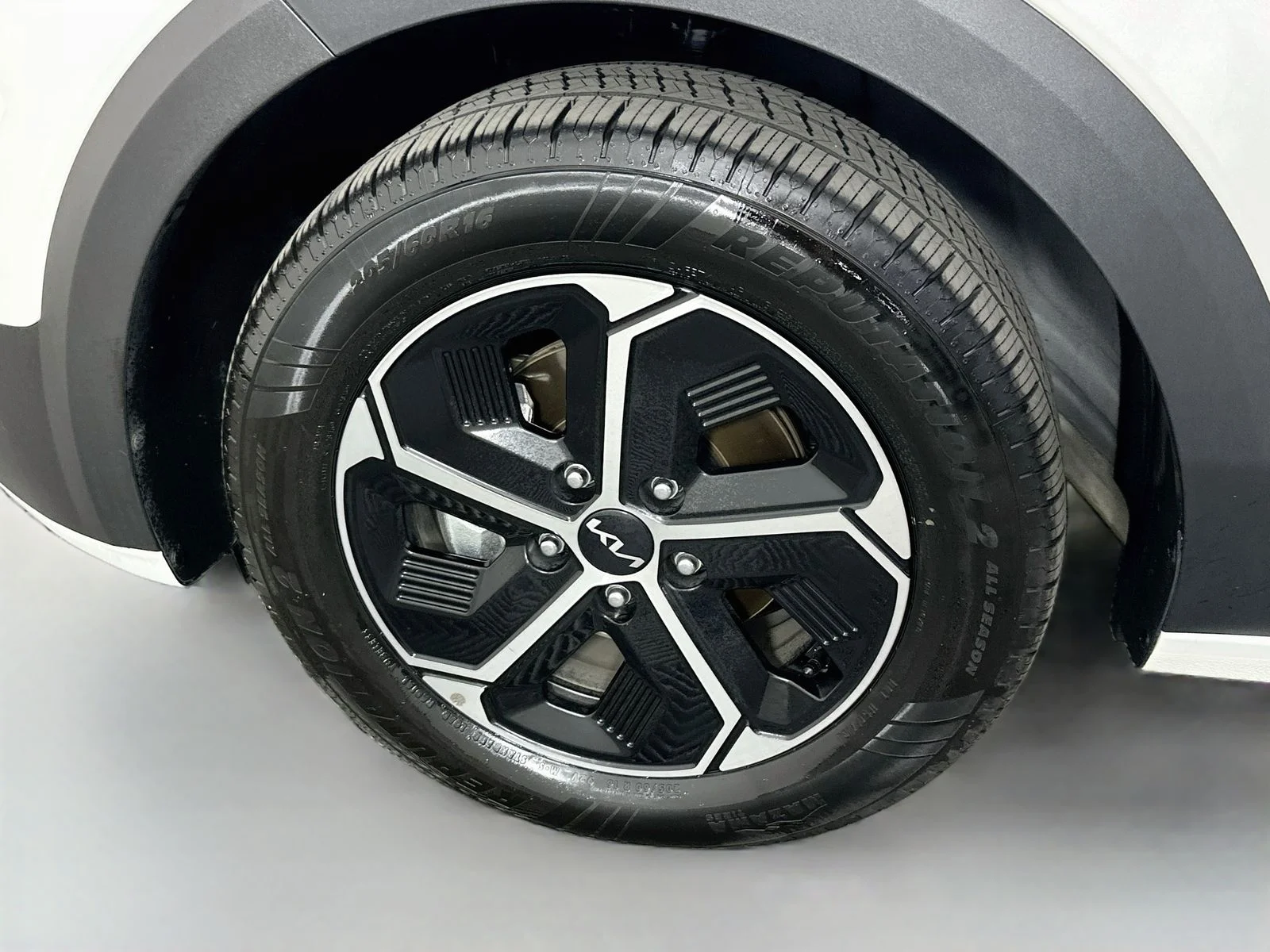 Used 2025 Snow White Pearl Kia EX image 31