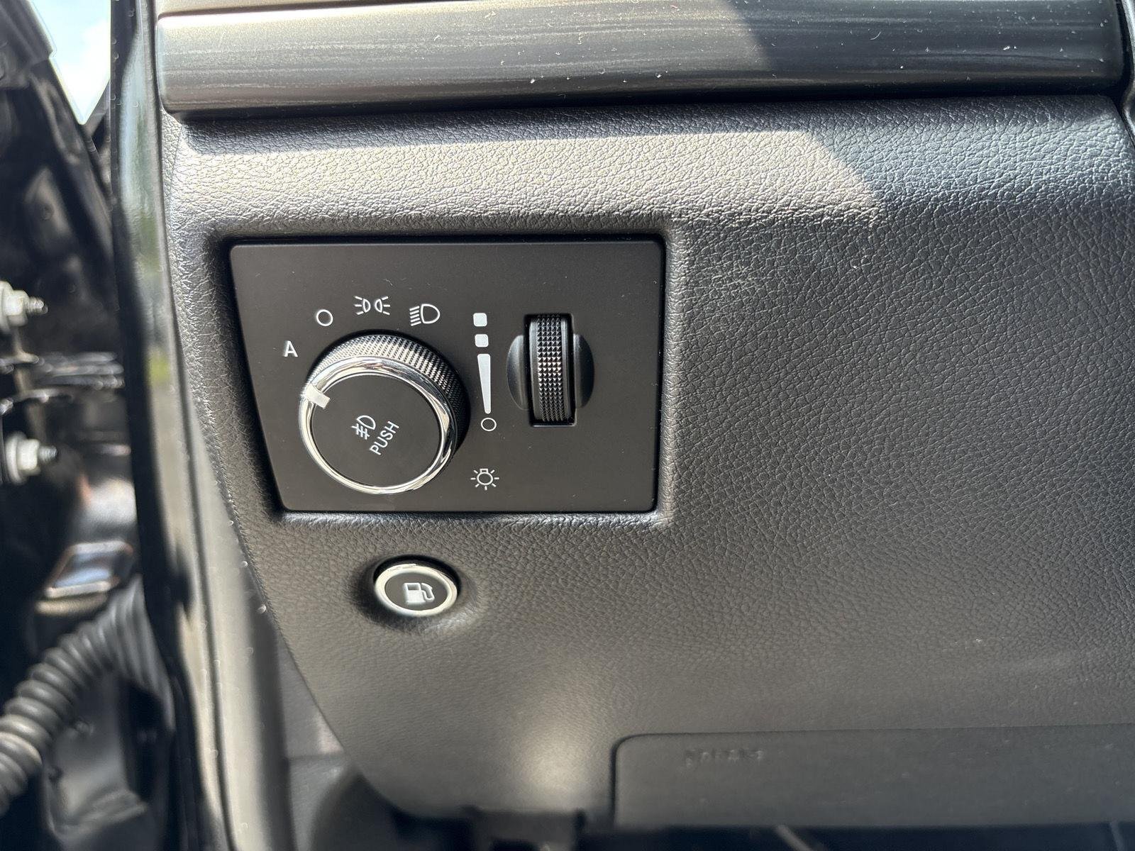 Used 2020 Diamond Black Crystal Pearl Jeep Laredo image 7