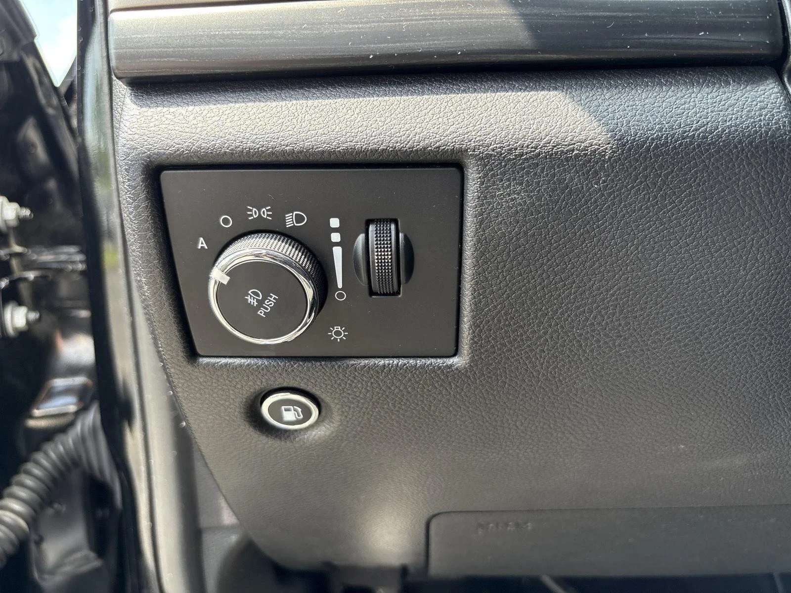 Used 2020 Diamond Black Crystal Pearl Jeep Laredo image 7