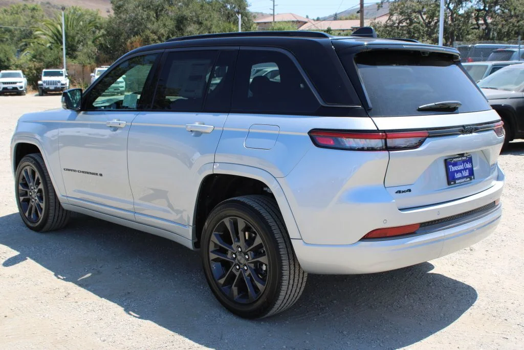 New 2026 Silver Zynith Exterior Paint Jeep Limited Reserve image 6