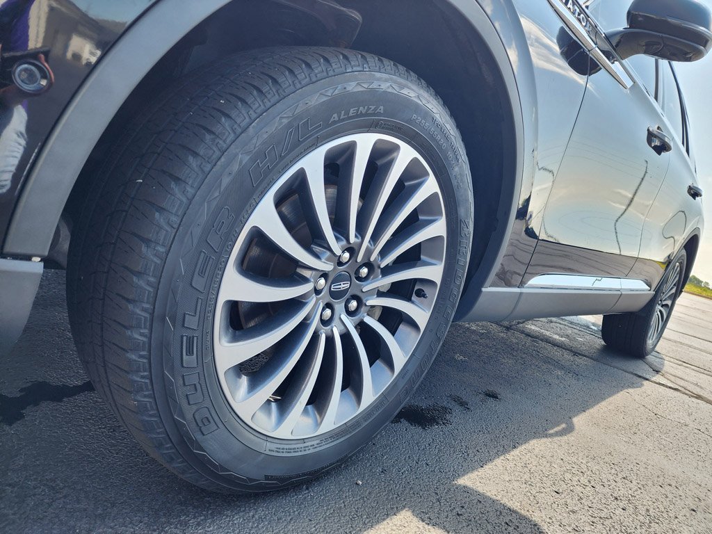 Used 2020 Infinite Black Metallic Lincoln Reserve image 10