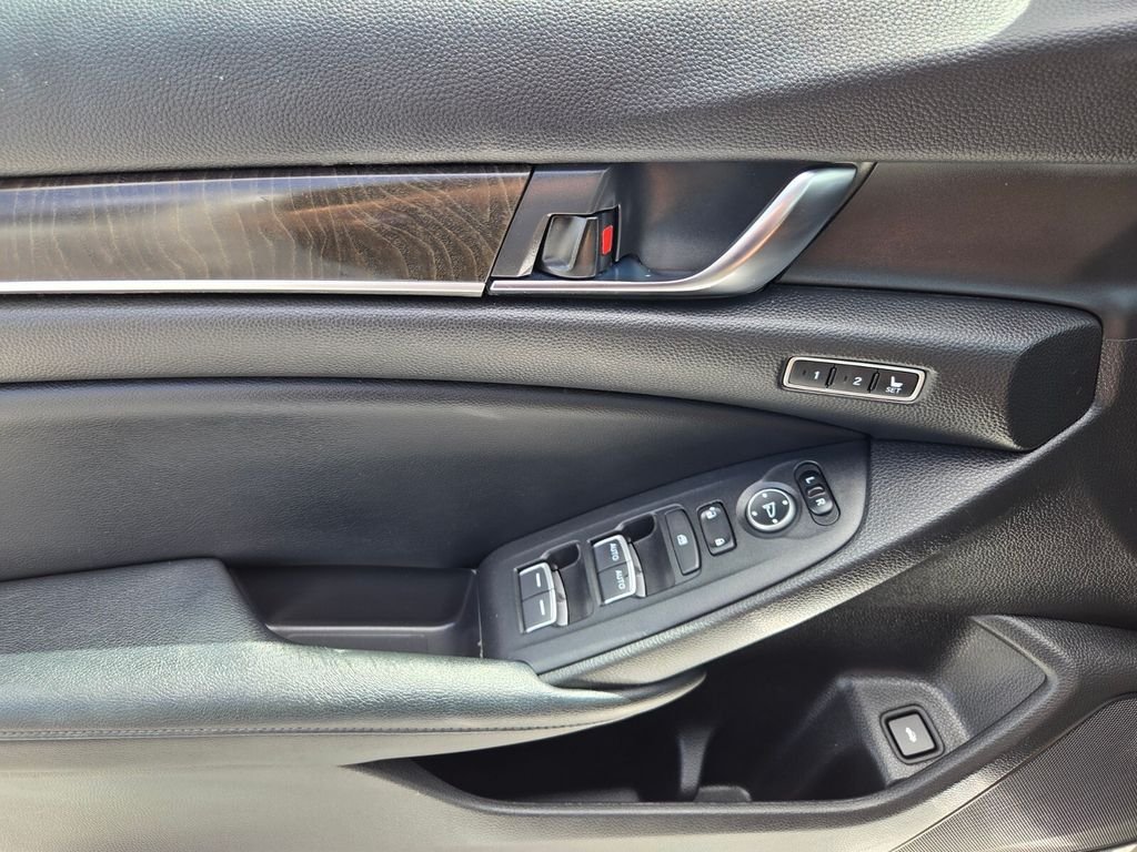 Used 2018 White Honda EX-L image 17
