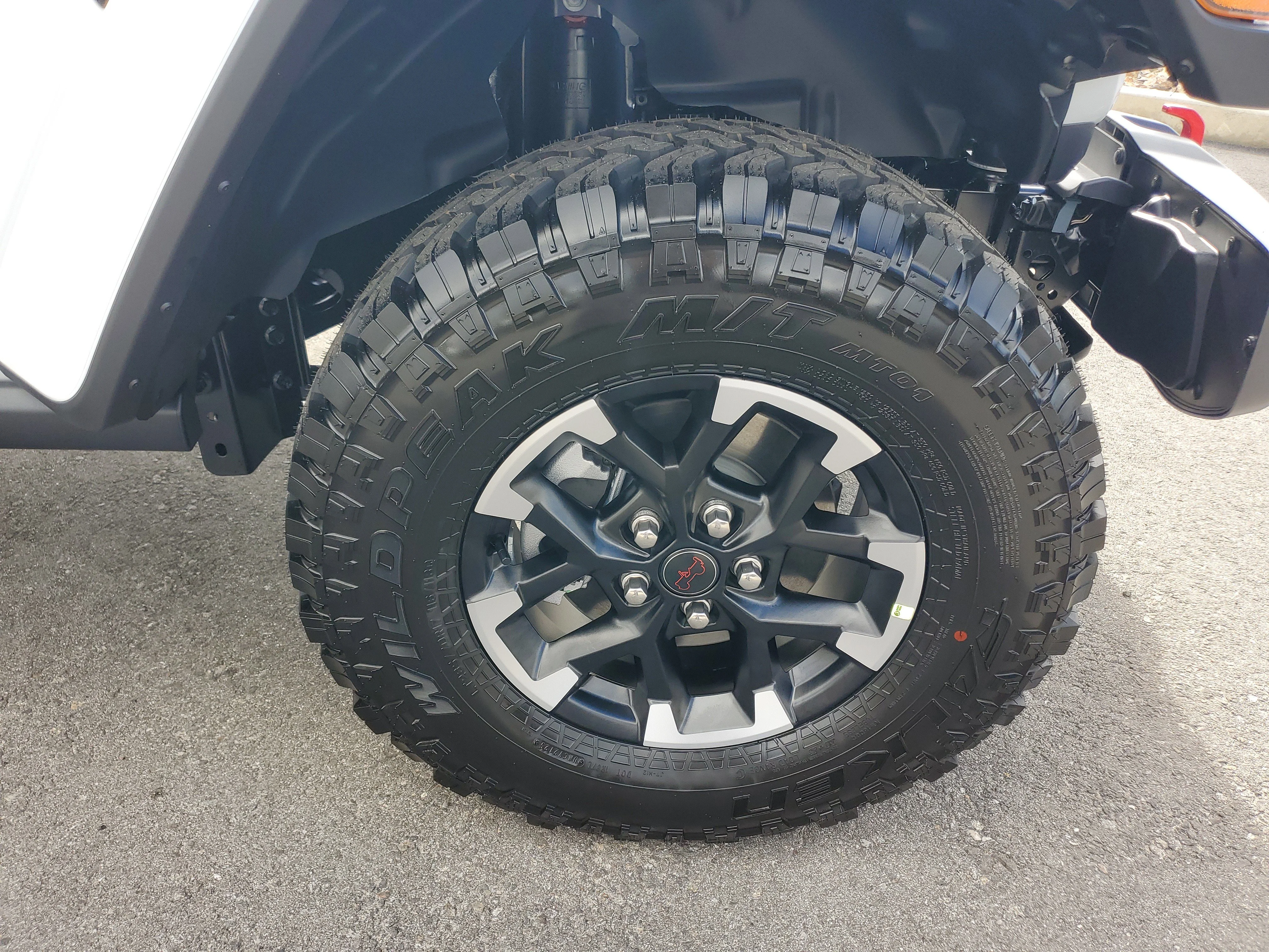 New 2026 Bright White Clear-Coat Exterior Paint Jeep Rubicon image 11