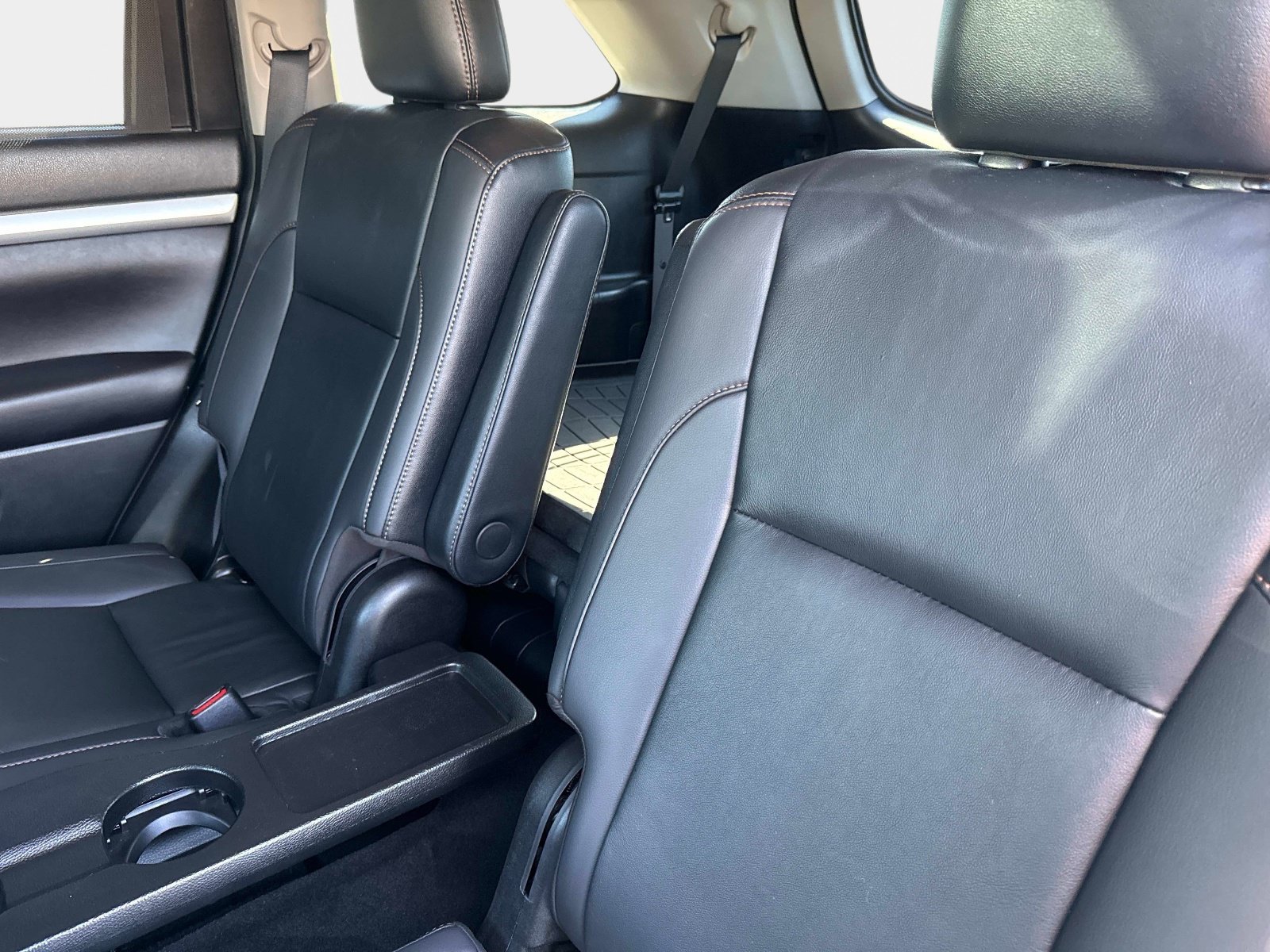 Used 2019 Shoreline Blue Pearl Toyota XLE image 12