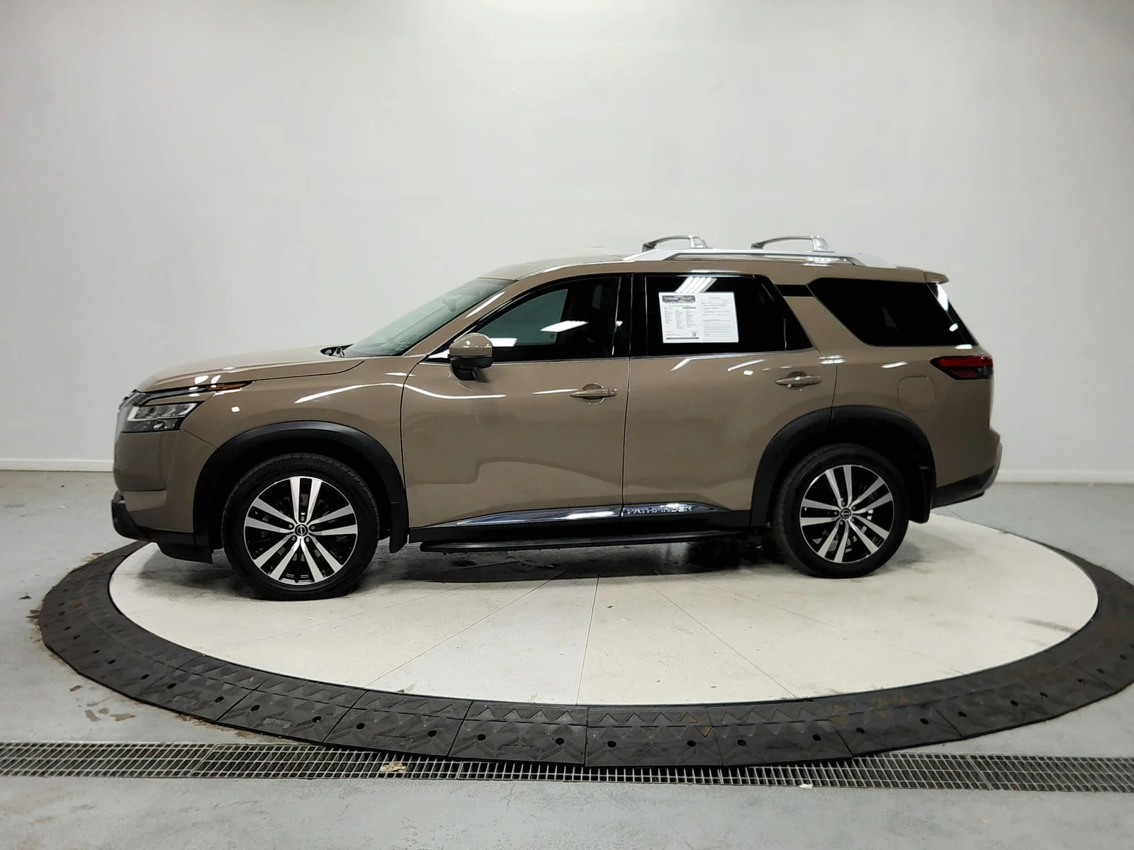 Used 2023  Nissan Platinum image 5