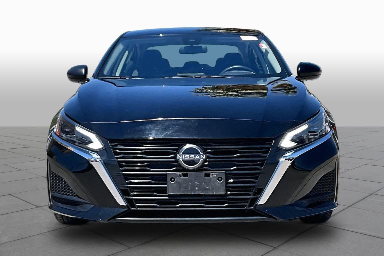 Used 2024 Super Black Nissan 2.5 SV image 3