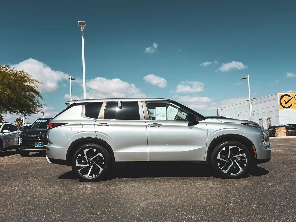 Used 2022 Alloy Silver Metallic Mitsubishi  image 8