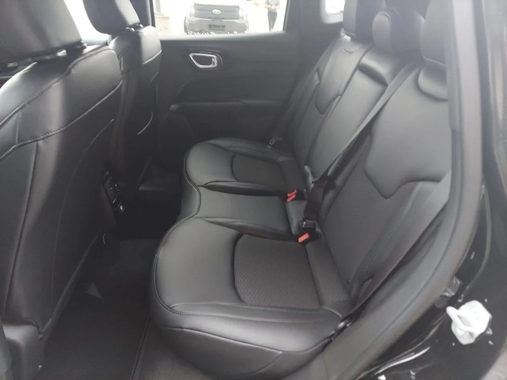 New 2026 Diamond Black Crystal Pearlcoat Jeep Latitude image 38