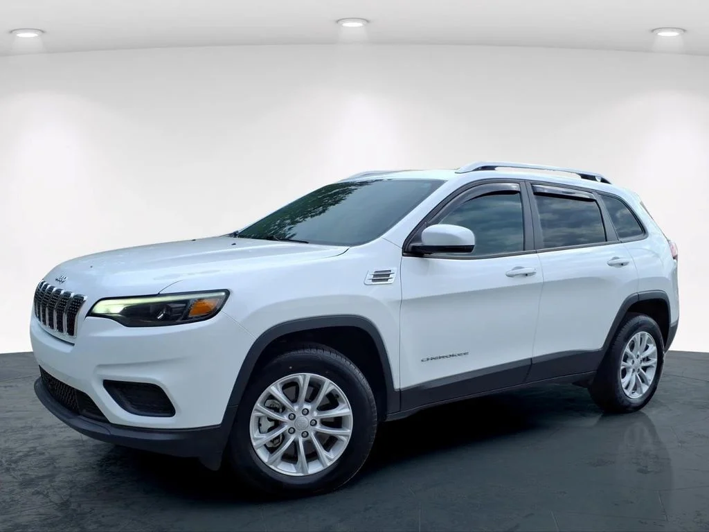 Used 2021 White Jeep Latitude image 2