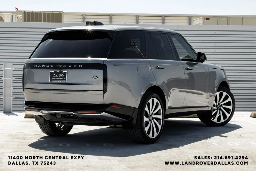 Used 2023 Grey Land Rover SE image 6