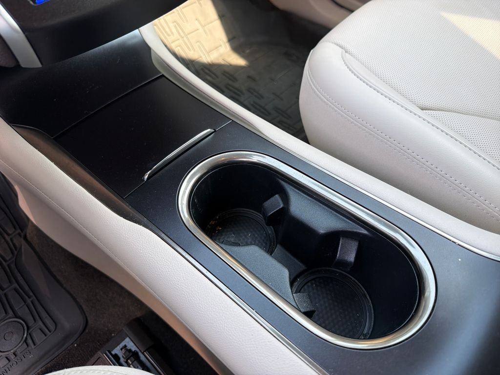 Used 2018 White Platinum Clearcoat Metallic Lincoln Reserve image 26