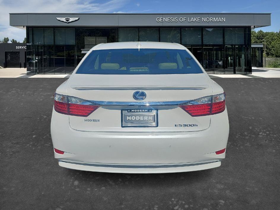 Used 2015 Starfire Pearl Lexus Hybrid image 8