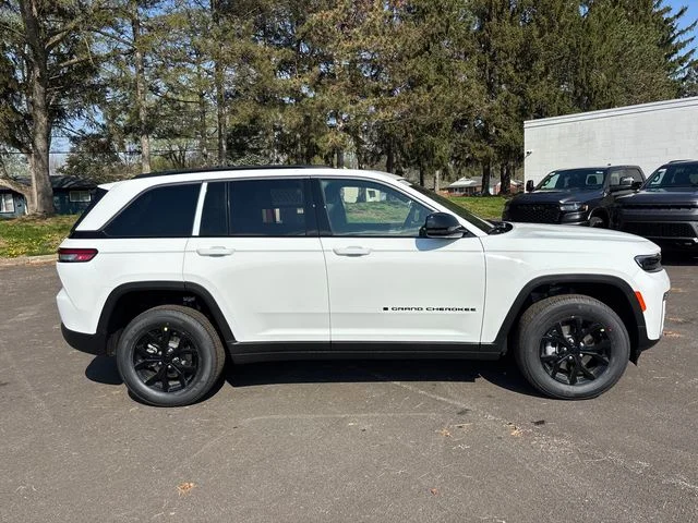 New 2026 Bright White Clear-Coat Exterior Paint Jeep Altitude image 28