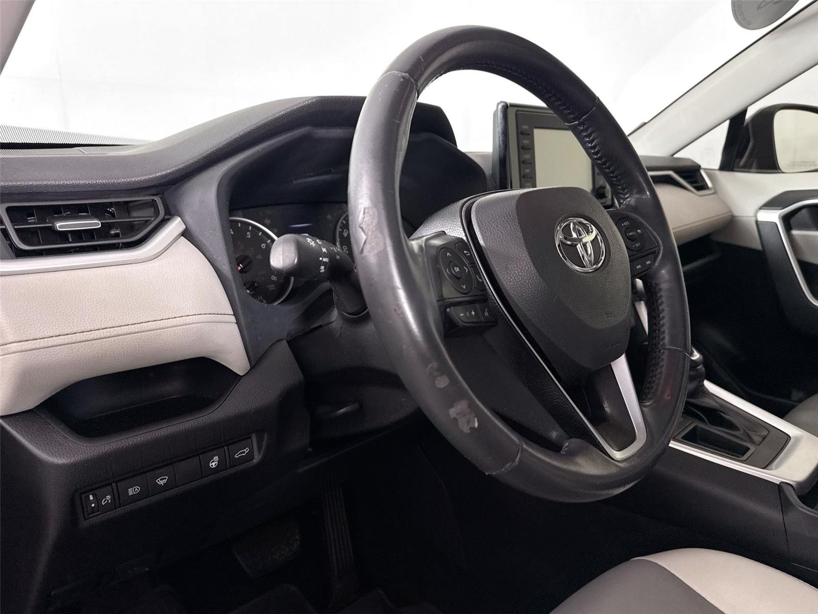 Used 2020 Magnetic Gray Metallic Toyota XLE Premium image 4