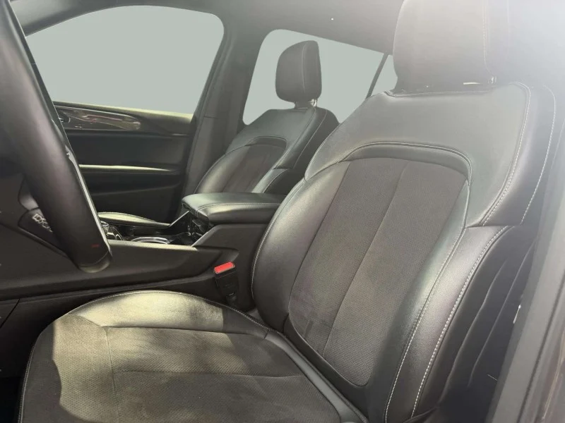 Used 2022  Jeep Laredo image 22