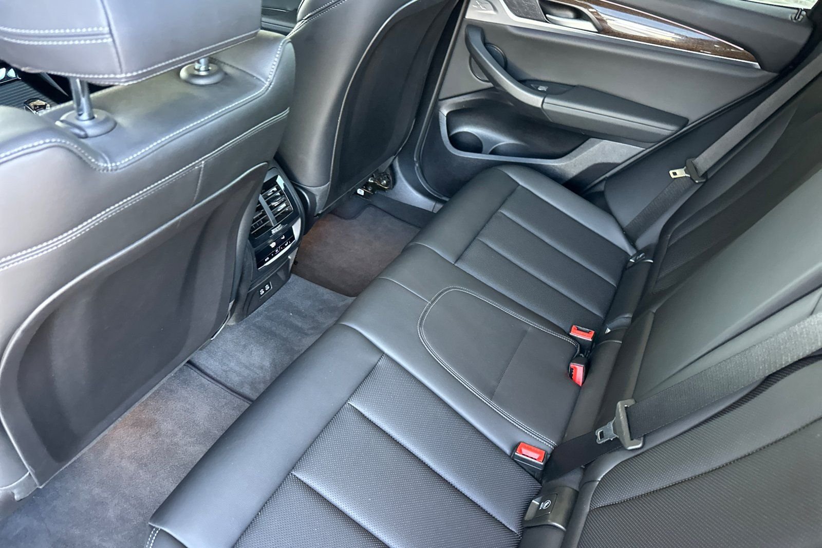 Used 2024  BMW xDrive30i image 12