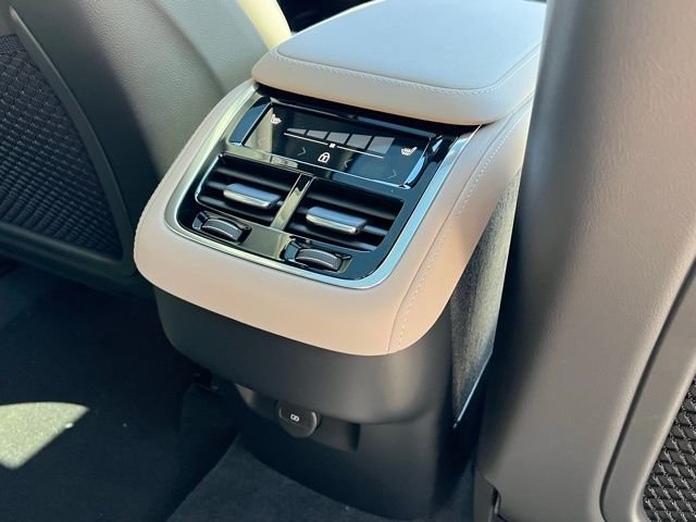 2025 Volvo XC90 Core - Photo 30