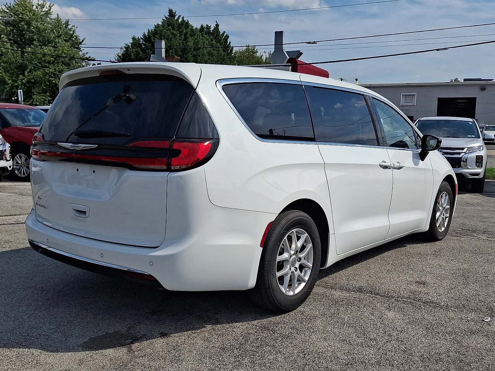Used 2025 White Chrysler Select image 6