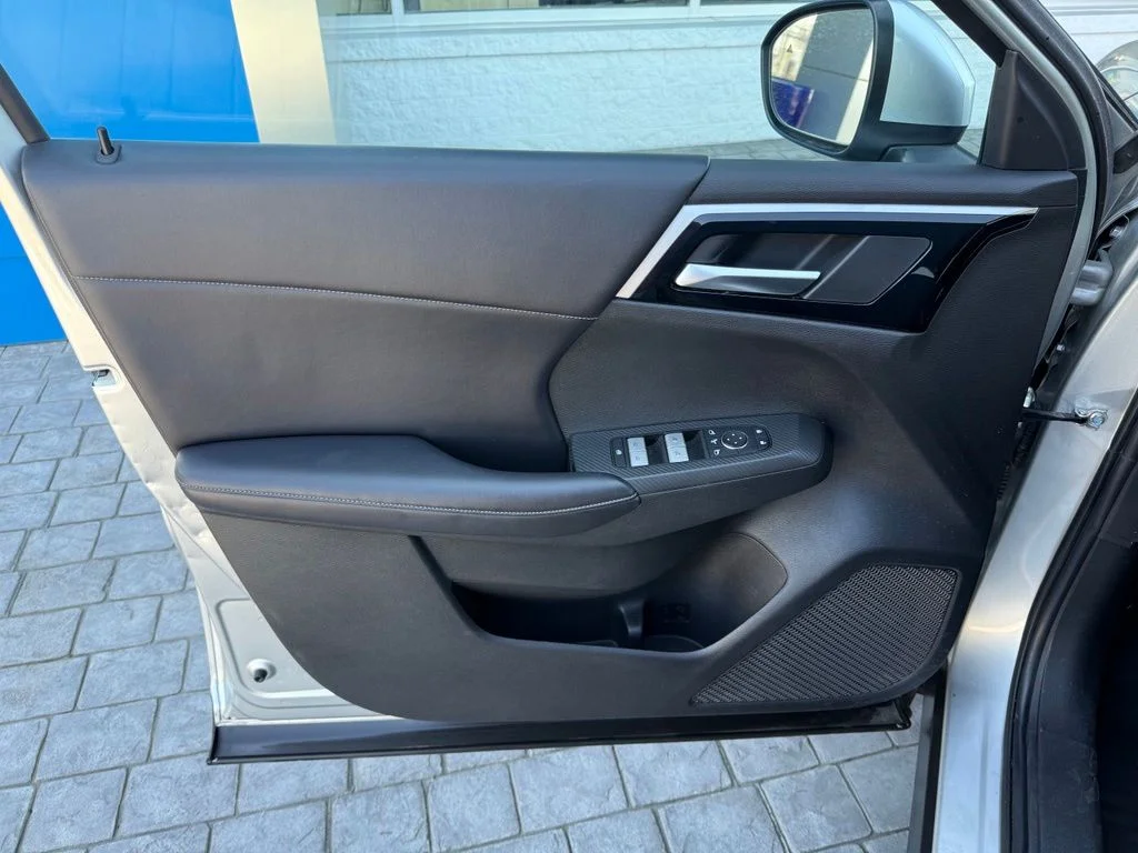 Used 2023 Silver Mitsubishi SE image 33