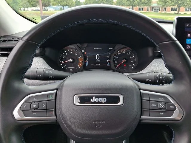 Used 2022 Red Jeep Latitude image 25