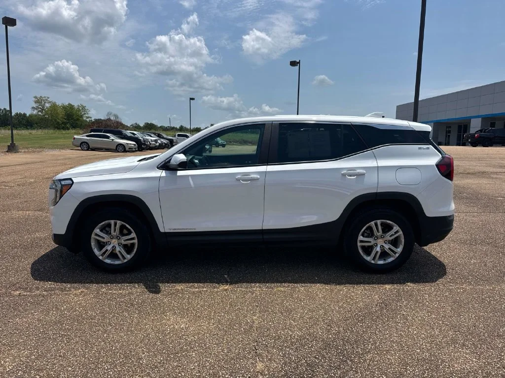 Used 2024 White GMC SLE image 5